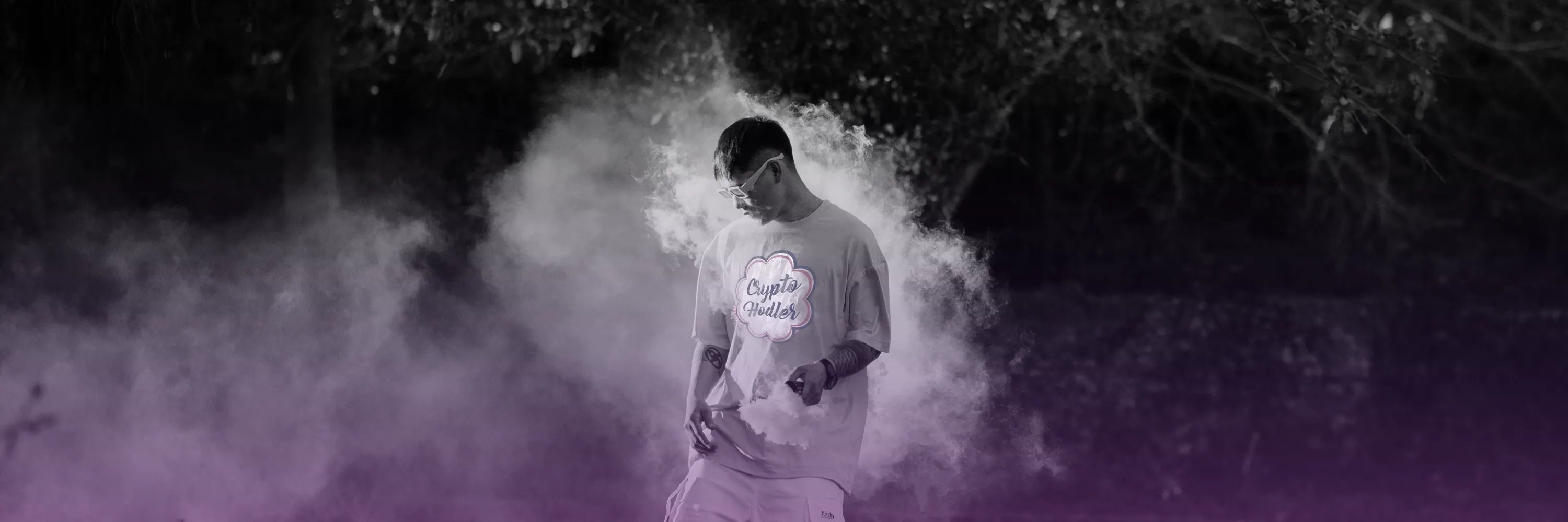Model wearing oversized Crypto Hodler T-Shirt in white smoke – Bestseller Collection by CUKIDRIP Crypto Streetwear